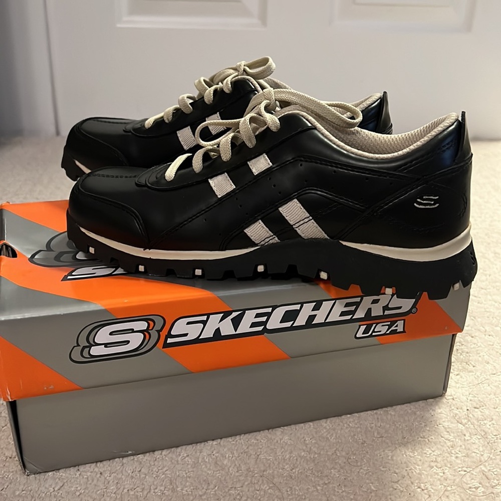 New In Box - Womens Size 8 Skechers Grand Jams